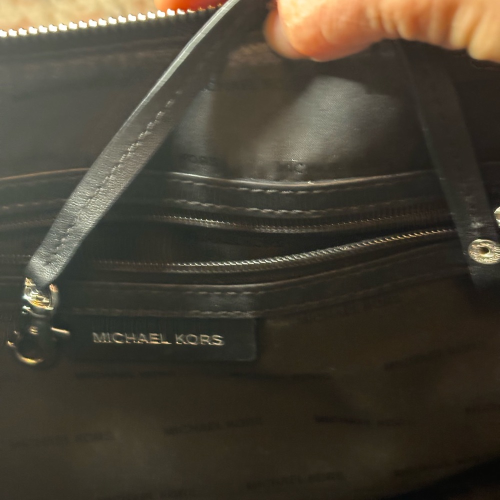 Michael Kors Piper leather messenger bag, medium - Picture 4 of 10